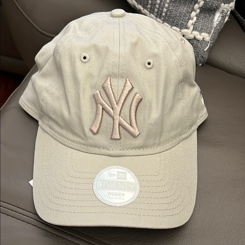 Aritzia beige Yankees hat